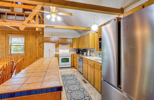 Rucker Cabin | Historic Clark Cabin w/Deck & Fishing Pond Access