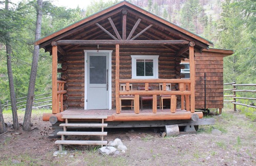Clinton Cabin | Historic Cowboy LogCabin on Working Ranch, private&surrounded by nature,LoonLake