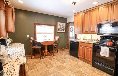 Deadwood House | Historic Creekside Home Dwtn Deadwood w/Hot Tub