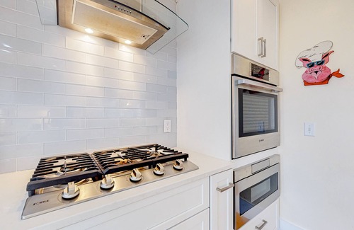 East Chop House | Historic, dog-friendly beach view house with fast WiFi, ocean view, & grill