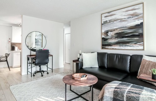 Mill Lake Apartment | Historic Downtown Abbotsford 1 bedroom apartment sleeps 4