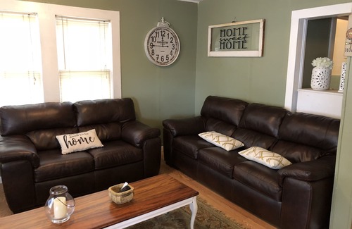 Brownsville House | Historic Downtown, Wifi, Apple TVs, Cold AC