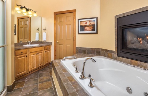 Hanover Resort | Historic Galena Resort 2Bedroom