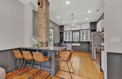 New Braunfels House | Historic Gem Near Schlitterbahn