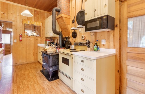YMCA of the Rockies Cottage | Historic Griggs Cottage Built 1914, Sleeps 10, YMCA Pool & Stables, 3 mi to RMNP