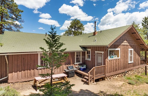 YMCA of the Rockies Cottage | Historic Griggs Cottage Built 1914, Sleeps 10, YMCA Pool & Stables, 3 mi to RMNP