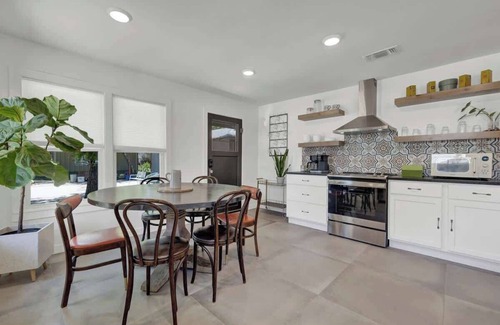 New Braunfels House | Historic Hideaway Stroll to Schlitterbahn