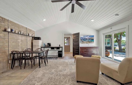 New Braunfels House | Historic Hideaway Stroll to Schlitterbahn