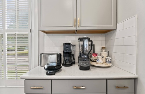 Murfreesboro Cottage | Historic High Tea Cottage~Downtown~Sleeps8~HotTub