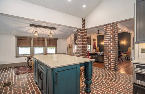 Lakeland House | Historic Hollingsworth House in Dwntwn Lkld. Lake Front, Pool, Mini Golf!