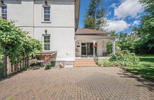 Cambridge House | Historic house in Cambridge, just a 5 minute walk down the hill to Old Galt.