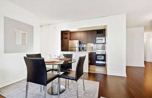 Rittenhouse Row Apartment | Historic location | 1BR nr City Center | Deck & Grill
