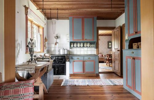 Leksand Municipality House | Historic Off-Grid Farm Cottage By Rombo Trail