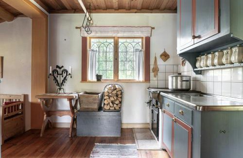 Leksand Municipality House | Historic Off-Grid Farm Cottage By Rombo Trail
