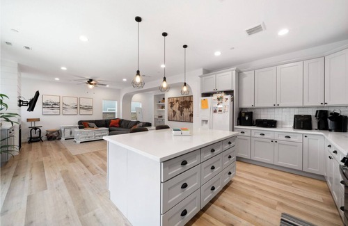 Roseville House | Historic Roseville Luxury 3:3 Long Stay