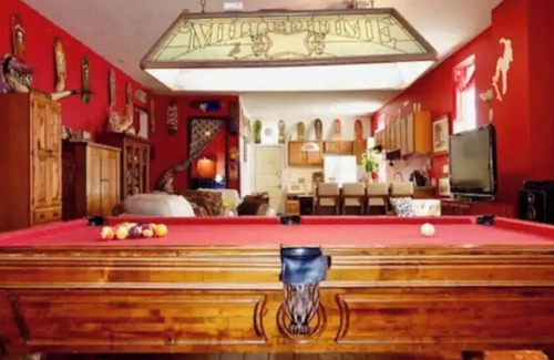 Springfield House | Historic skatepark w/Hot Tub located near Abe Lincoln's home!