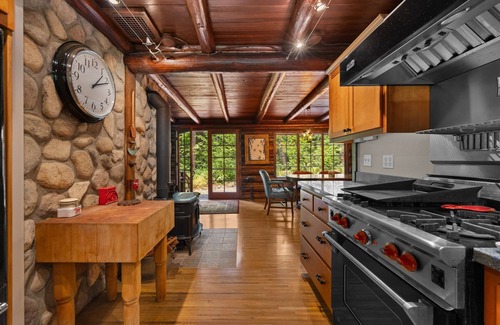Mount Hood Village Cabin | Historic Steiner Log Cabin with BBQ and Hot Tub