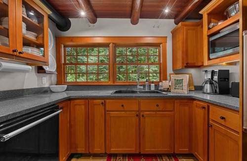 Mount Hood Village Cabin | Historic Steiner Log Cabin with BBQ and Hot Tub