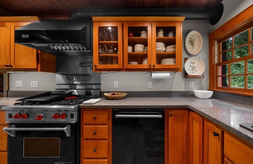 Mount Hood Village Cabin | Historic Steiner Log Cabin with BBQ and Hot Tub