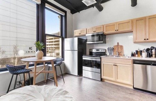East Central Apartment | Historic Studio w/Lux Mattress Walk 2 Everything!