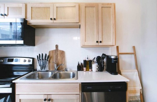 East Central Apartment | Historic Studio w/Lux Mattress Walk 2 Everything!