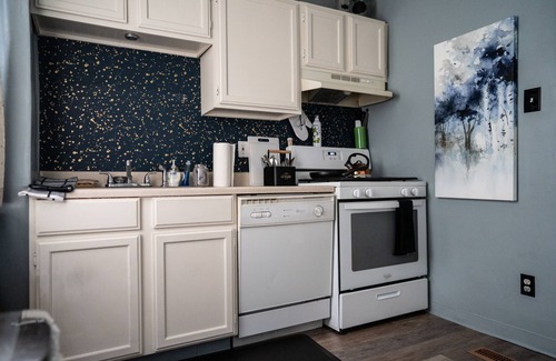 Latonia House | Historic Townhouse in Wallace Woods - 1st Floor Unit, Quiet, Safe, Easy Parking