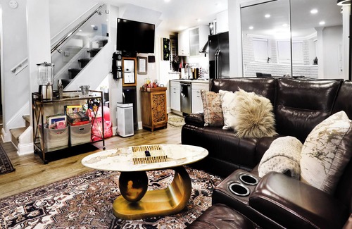 West End House | Historic Victorian Duplex Brownstone Downtown, Steps To White House & Georgetown