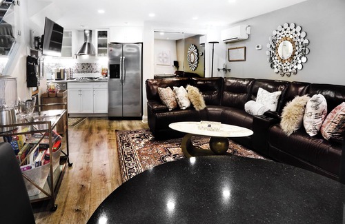 West End House | Historic Victorian Duplex Brownstone Downtown, Steps To White House & Georgetown