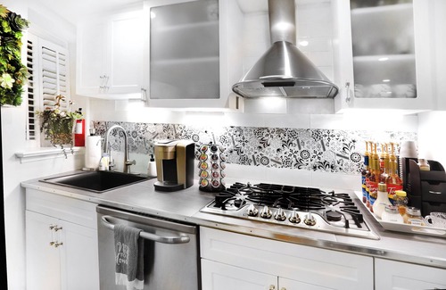 West End House | Historic Victorian Duplex Brownstone Downtown, Steps To White House & Georgetown