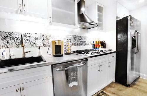 West End House | Historic Victorian Duplex Brownstone Downtown, Steps To White House & Georgetown