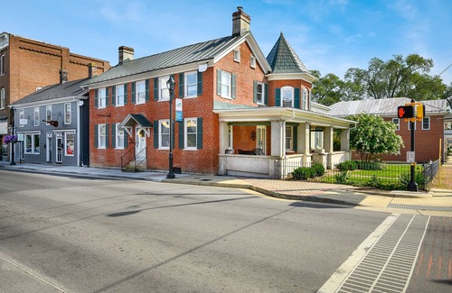 Strasburg House | Historical and Spacious House in the Center of Small Town Life