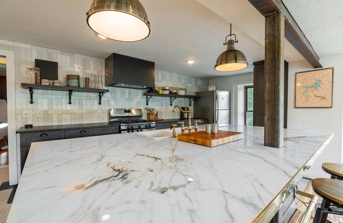 Beaver Cabin | Historical LAKEFRONT Luxury 7 Bedroom - Eureka!