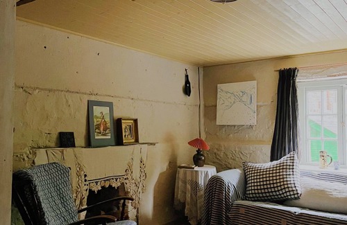 Abergavenny Cottage | Historical Little Mill Cottage, Moments From Mountains and Market Town