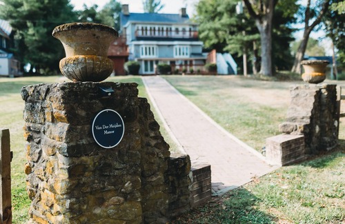 Middleburg Apartment | Historical Manor 2 bedroom Unit - Minutes from downtown Middleburg