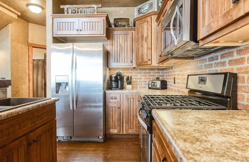 Deadwood Cabin | Hitchin Post - Access to Pool!