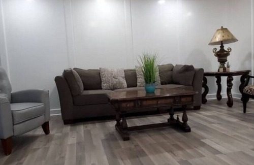 Midwest City House | Hol2 · Spacious Layout Self CheckIn W/D