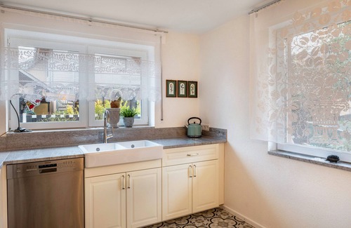 Oberrotweil Apartment | Holiday Apartment 'Hortensie' with Private Garden, Balcony and Wi-Fi
