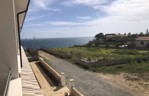 Isola di Capo Rizzuto Apartment | Holiday Apartment "Capo Rizzuto 3" with Sea View, Private Terrace & Wi-Fi