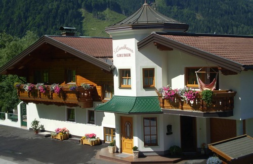 Alpendorf Apartment | Holiday Apartment "Landhaus Gruber" with Mountain View, Balcony & Wi-Fi