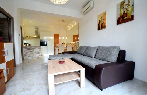 Milcetici Apartment | Holiday apartment with outdoor swimming pool