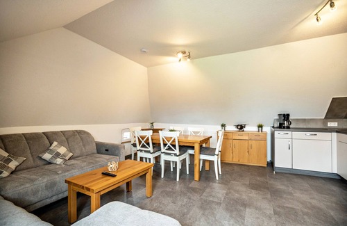 Stedesdorf Apartment | Holiday Apartment 'Nordsee Ferienwohnung Möwe' with Garden & Wi-Fi