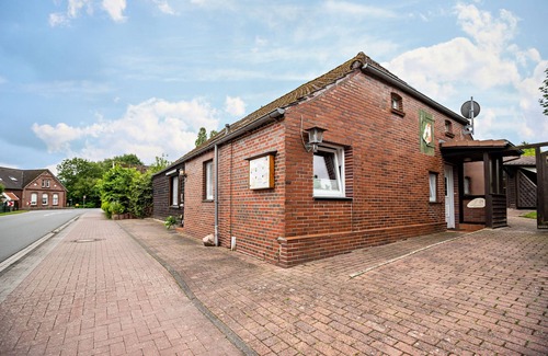 Stedesdorf Apartment | Holiday Apartment 'Nordsee Ferienwohnung Möwe' with Garden & Wi-Fi