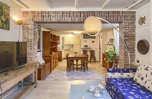 Capitana Apartment | Holiday Apartment "Casa Ginepro" in Villa with Wi-Fi, Courtyard & Pool