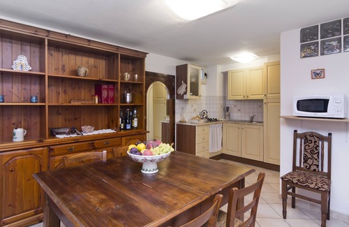 Capitana Apartment | Holiday Apartment "Casa Ginepro" in Villa with Wi-Fi, Courtyard & Pool