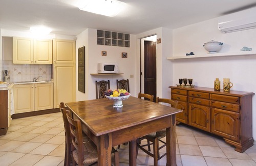 Capitana Apartment | Holiday Apartment "Casa Ginepro" in Villa with Wi-Fi, Courtyard & Pool