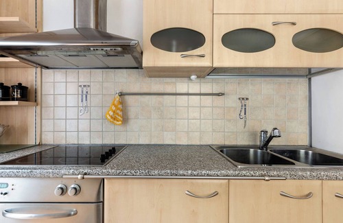 Mendola Apartment | Holiday Apartment 'Ferien Bei Waltraud Weiss' with Mountain View, Shared Terrace and Wi-Fi