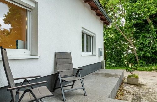 Kraiburg Apartment | Holiday Apartment 'Josefine' with Private Terrace, Shared Garden and Wi-Fi