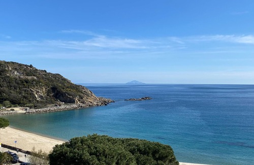 Cavoli Apartment | Holiday Apartment "Le Sirene Mono 2" near the Beach with Shared Terrace and Wi-Fi