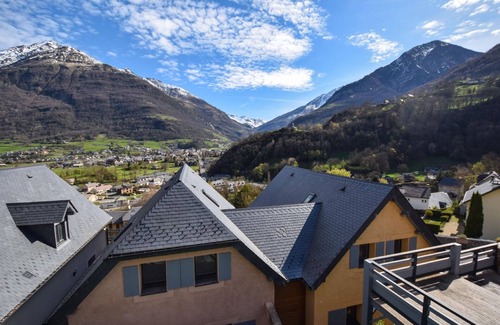 Luz-Saint-Sauveur Apartment | Holiday apartment Luz St Sauveur for 1 - 10 persons with 4 bedrooms - Row house
