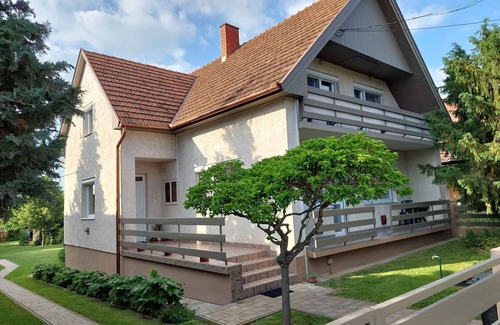 Balatonszarszo Apartment | Holiday apartment with air conditioning, terrace and garden with garden furniture